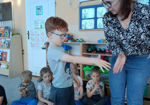 Pani Ewa wręcza chłopcu dyplom i książkę