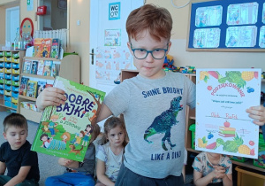 chłopiec z dyplomem i książką