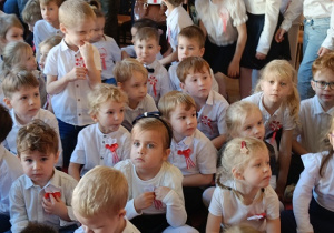 grupa dzieci w strojach galowych