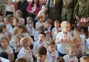 grupa dzieci w strojach galowych