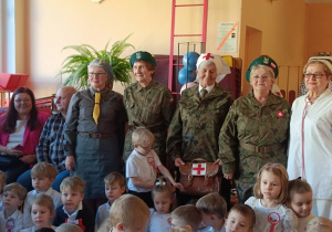 Panie z grupy seniora w mundurach