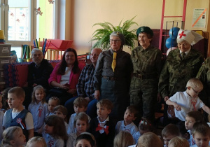 Panie w mundurach i grupa dzieci