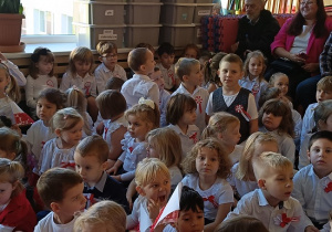 dzieci w strojach galowych