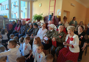 Panie w mundurach i dzieci