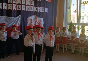 chłopcy w galowych strojach prezentują wiersze