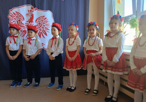 chłopcy i dziewczynki w biało- czerwonych strojach