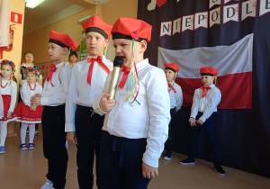 chłopcy w biało- czerwonych stronach