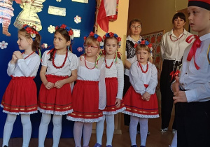 dziewczynki w czerwonych spódnicach i czerwonych koralach