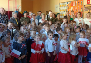 dzieci w galowych strojach