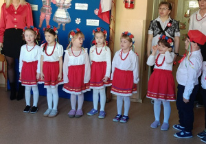 dziewczynki w czerwonych spódniczkachi białych bluzkach