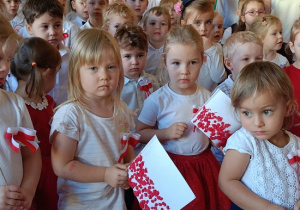 dzieci w białych bluzkach z chorągiewkami
