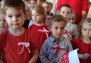 dzieci z chorągiewkami