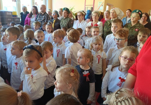 społeczność przedszkolna ubrana na galowo