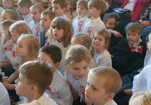 dzieci oglądają Akademię