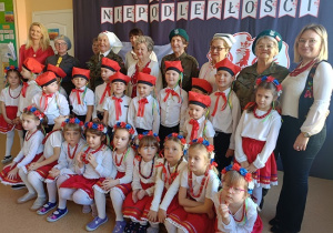 grupa Liski w biało- czerwonych strojach pozuje do zdjęcia