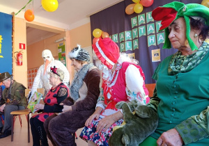 seniorzy przebrani za postacie z bajki pt: "Czerwony Kapturek"