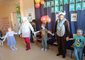 seniorzy przebrani za postacie z bajki pt: "Czerwony Kapturek"