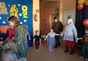 seniorzy przebrani za postacie z bajki pt: "Czerwony Kapturek"