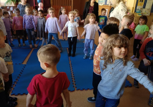 dzieci tańczą w kole