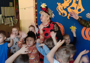 dzieci tańczą w kole