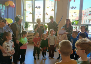 dzieci dziękują seniorom za piękne przedstawienie