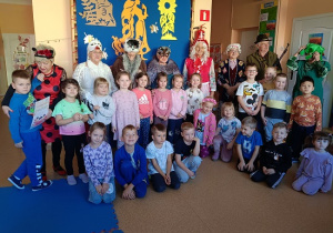 grupa Liski wspólnie z seniorami pozuje do zdjęcia