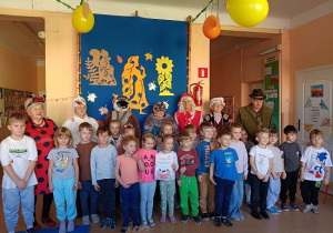 grupa Jeżyki wspólnie z eniorami pozuje do zdjęcia