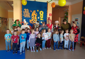 grupa Motylki wspólnie z seniorami pozuje do zdjęcia