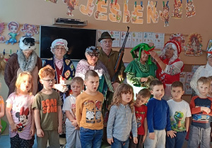 dzieci z grupy Motylki śpiewają z seniorami piosenkę o Polsce