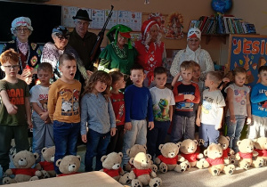 dzieci z grupy Motylki śpiewają z seniorami piosenkę o Polsce