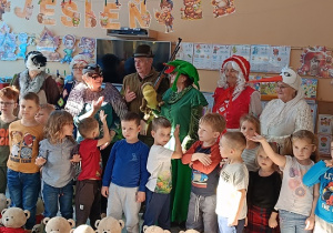 dzieci z grupy Motylki śpiewają z seniorami piosenkę o Polsce