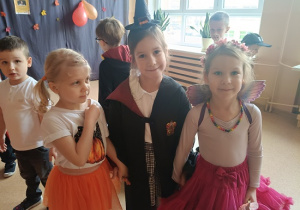 dziewczynki w przebraniu na balu