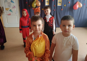 chłopcy pozują do zdjęcia