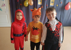 chłopcy w przebraniach pozują do zdjęcia