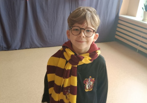 chłopiec w przebraniu Harego Potera