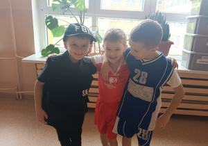 chłopcy pozują do zdjęcia