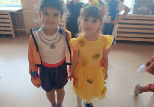 dziewczynki pozują do zdjęcia