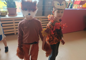 chłopcy w przebraniach liska i jeżyka