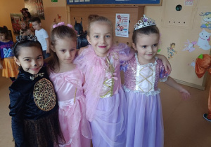 dziewczynki w przebraniach pozują do zdjęcia