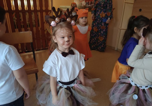 dziewczynka w przebraniu jelonka