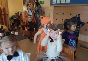 dziewczynki w jesiennych przebraniach