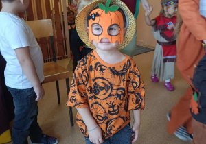 chłopiec w przebraniu dyni