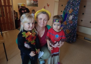 dziewczynki pozują do zdjęcia w towarzystwie Pani Anetki