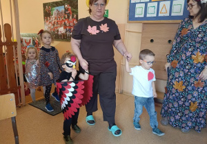 dzieci w przebraniach tańczą na balu