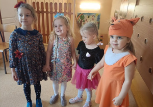 dziewczynki w przebraniach jesiennych