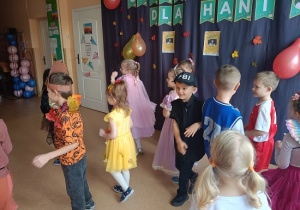 dzieci tańczą na balu