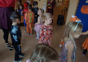 dzieci tańczą na balu