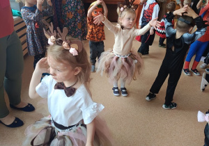 dzieci tańczą na balu