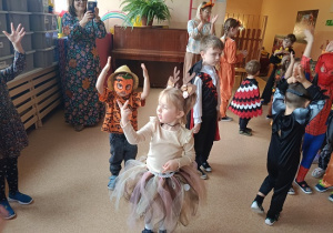 dzieci tańczą na balu