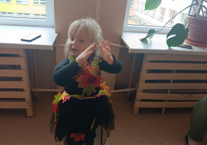 dziewczynka w przebraniu jesiennym